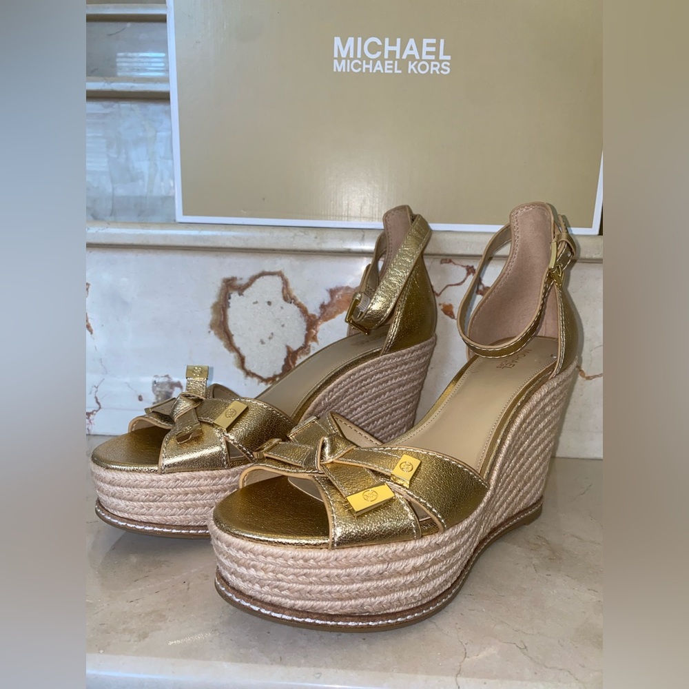 Michael kors RIPLEY WEDGE METALLIC LEATHER pale gold size 9.5 women